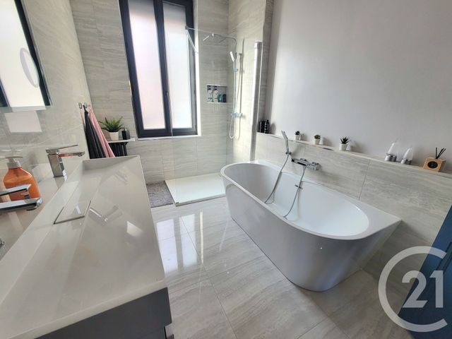 Afficher la photo en grand Appartement F3 à vendre - 3 pièces - 76.13 m2 - NIMES - 30 - LANGUEDOC-ROUSSILLON - Century 21 Dhuoda