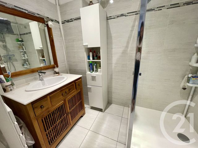 Appartement T3 à vendre - 3 pièces - 62.13 m2 - NIMES - 30 - LANGUEDOC-ROUSSILLON - Century 21 Dhuoda